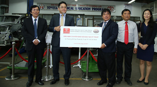 Toyota Việt Nam tặng xe – thiết bị kỹ thuật cho đào tạo 